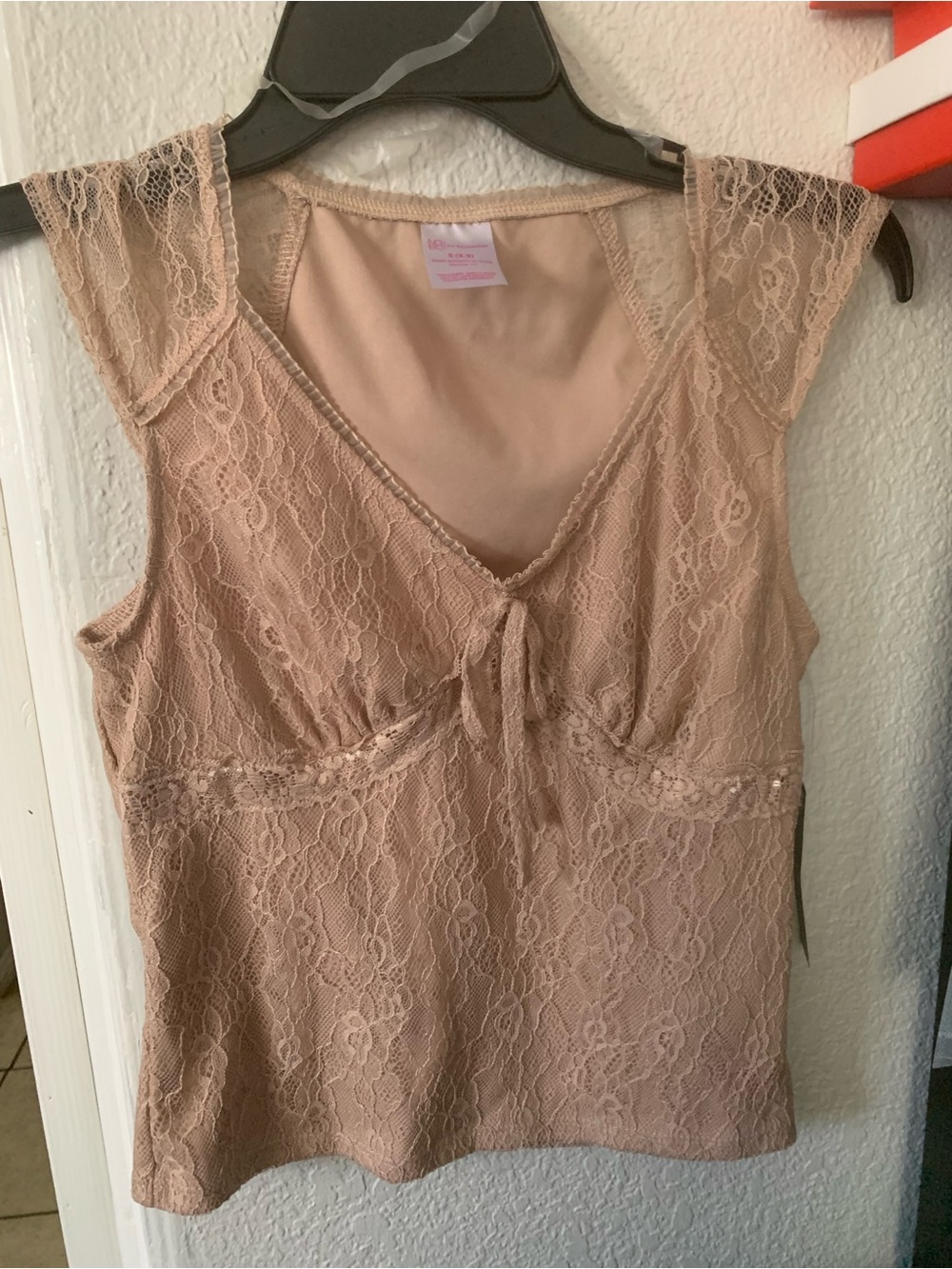 NWT No Boundaries Lace V-Neck Sleeveless Camisole Top - Nude